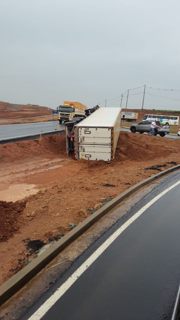 Um caminhão teria tombado na manhã de sexta feira 20 na rodovia