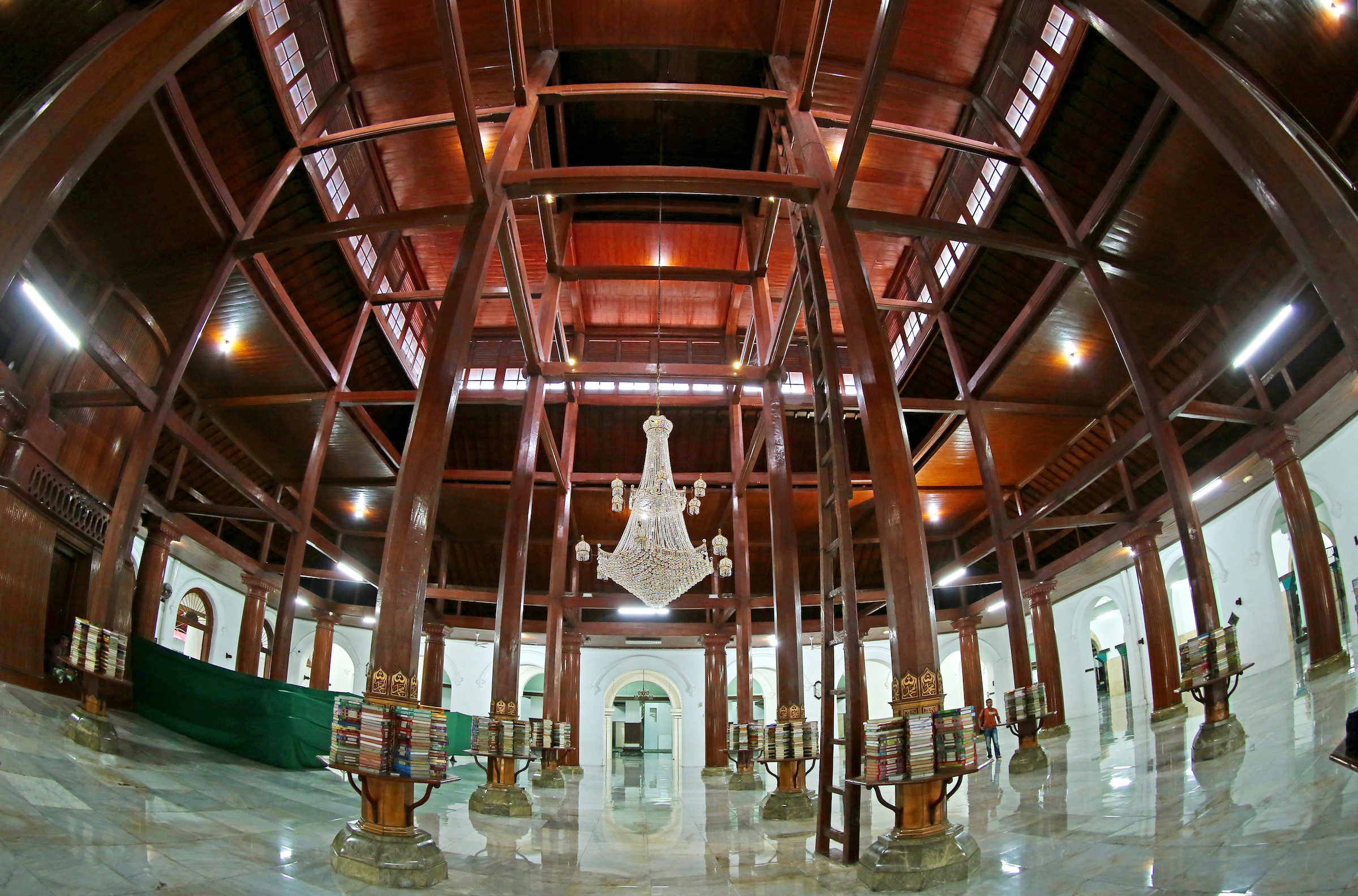 Interior Masjid Sunan Ampel Surabaya