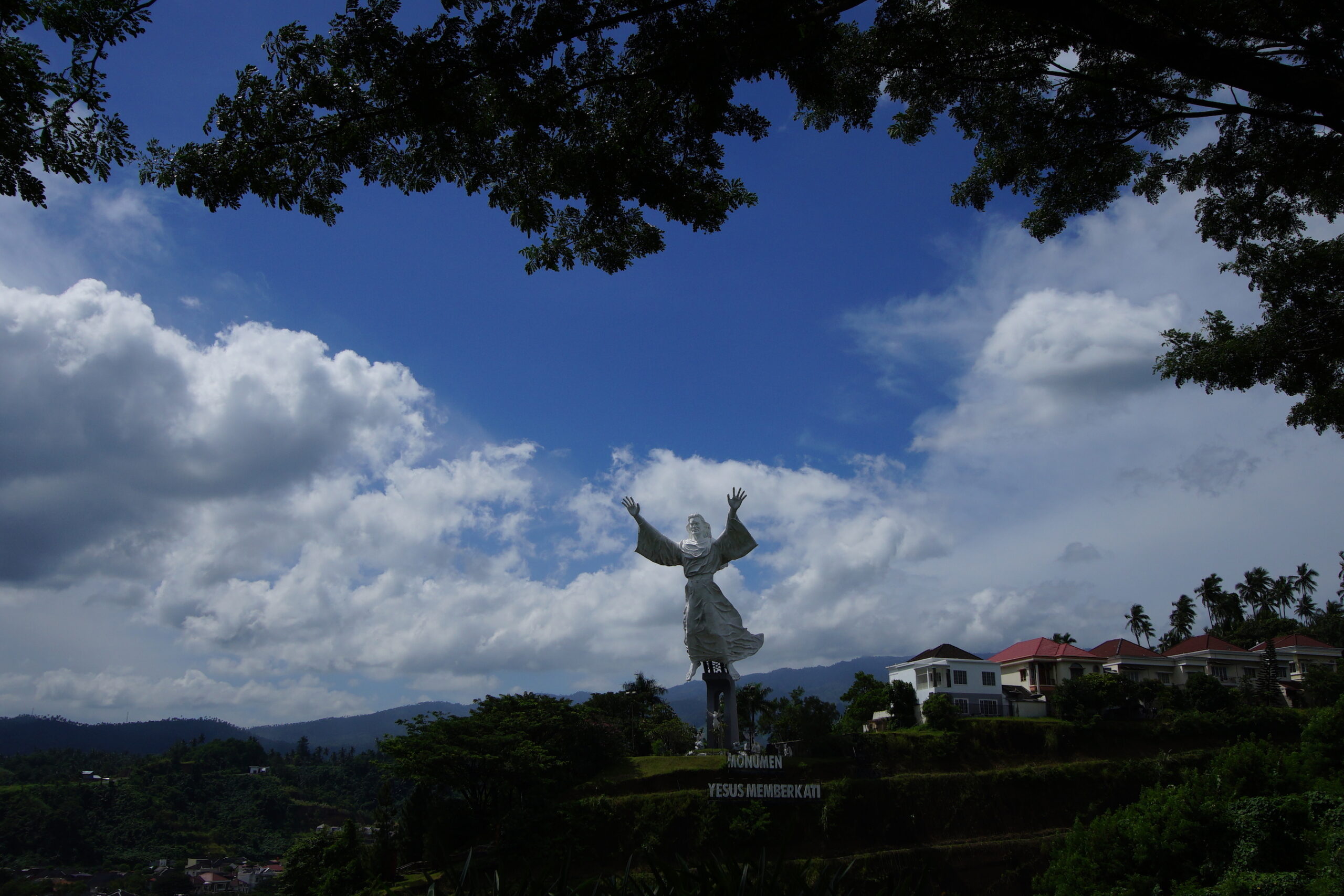 Patung Yesus salah satu wisata religi Tomohon