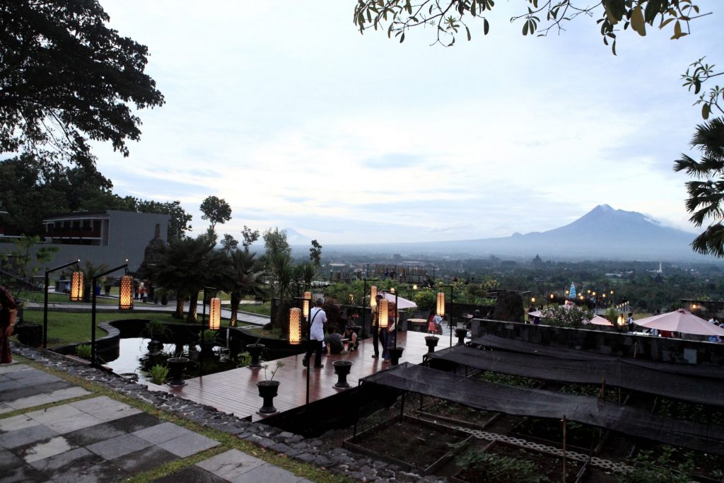 Abhayagiri Resto, 1 Senja di Timur Yogya