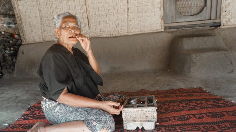 Perempuan Sasak Dan Syarat 3 Kain Tenun