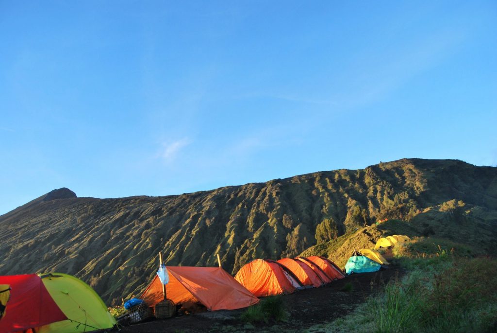 Mulang Pekelem 1 Ritual di Danau Segara Anak 2 Tenda di Punggung Gunung Rinjani Lombok
