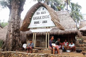 Keunikan rumah adat Sasak di Desa Ende.