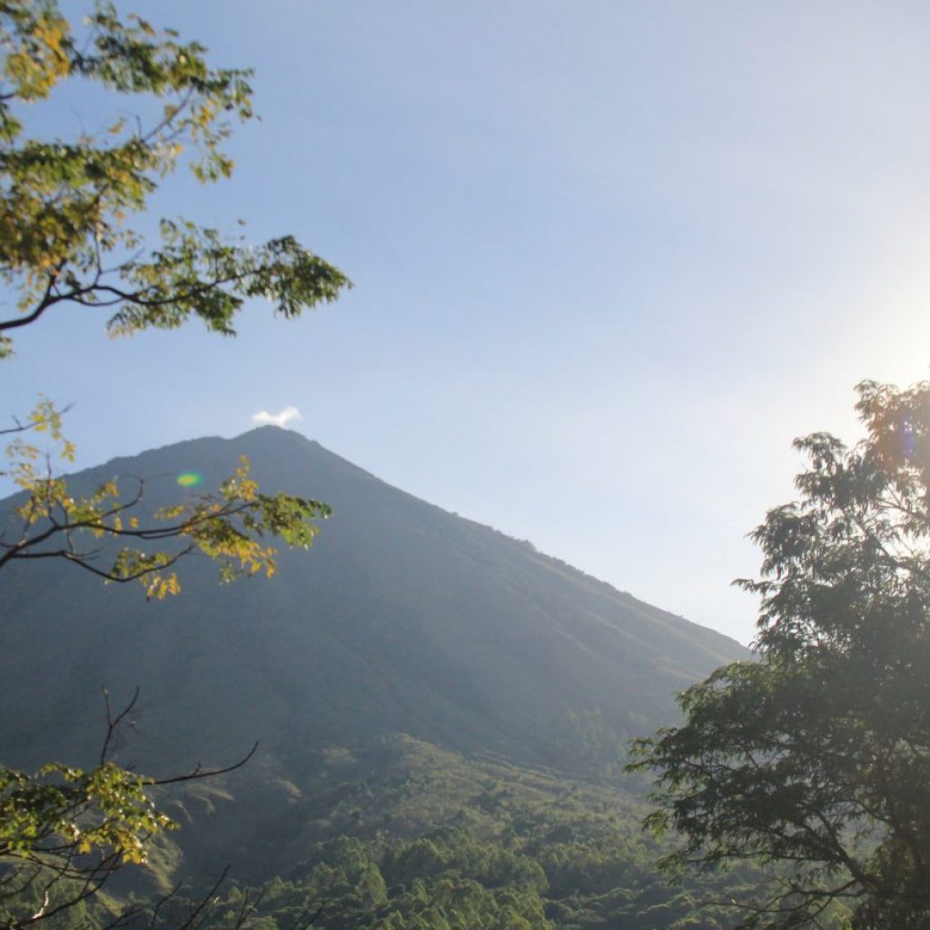 Kampung Bena Flores, 9 Suku dan 45 Rumah 2 Kampung Bena Flores dengan gunung Inerie-nya