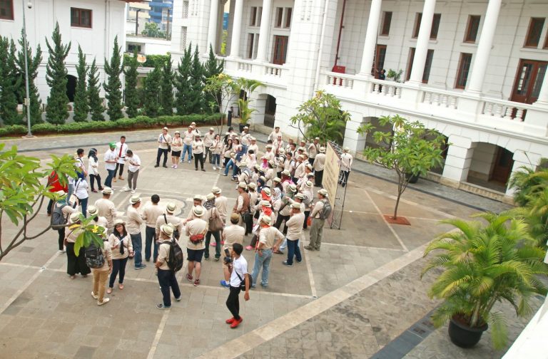 Menikmati 1001 Kisah Negeri Sendiri