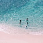 Pantai Pandawa Bali dengan orang-orang Berenang