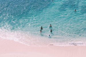 Pantai Pandawa Bali dengan orang-orang Berenang