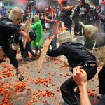 Tradisi tawuran salah satunya Perang Tomat ala Lembang