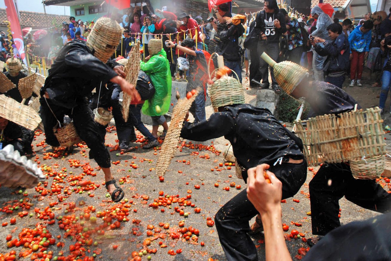 Tradisi tawuran salah satunya Perang Tomat ala Lembang