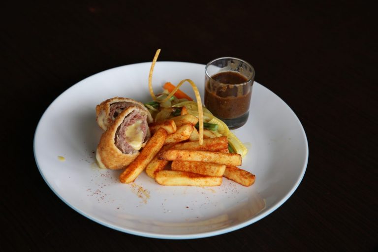 Resto Brick And Barrel, Tempat Nongkrong Sejak 2014