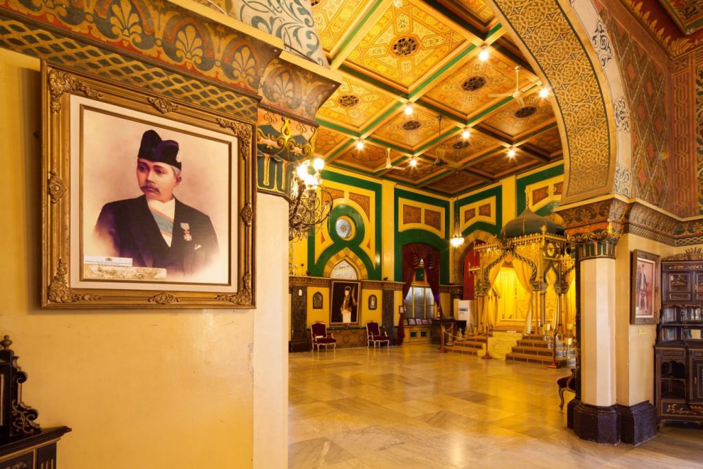 Istana Maimun Medan menjadi salah satu ikon ibu koya Sumatera Utara ini.