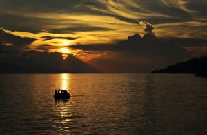 Danau Toba Saat Senja fadli azhari unsplash