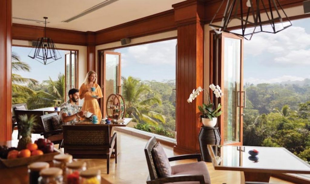 Lokal dan Barat Di Puhu Restaurant & Lounge