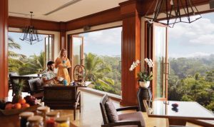 Lokal Dan barat di Puhu resto and lounge