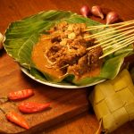 Dolan ke Padang kita wajib mencicipi Sate Padang. Foto shutterstock