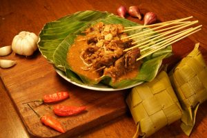 Dolan ke Padang kita wajib mencicipi Sate Padang. Foto shutterstock