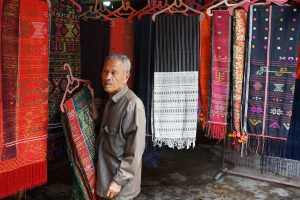 Ulos Kain tradisional Batak shutterstock