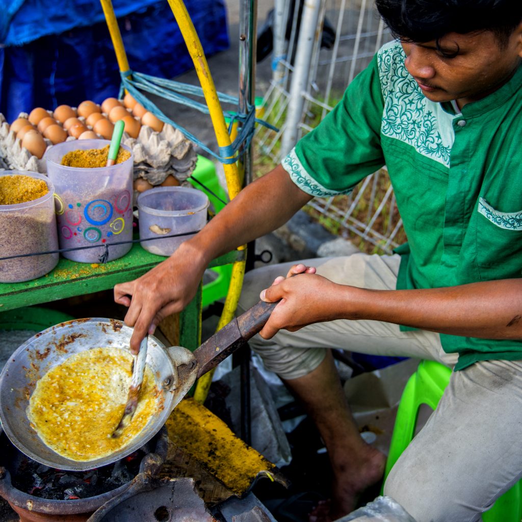 Kuliner khas Betawi salah satunya adalah kerak telor yang dari ceritanya bermula dari omelet.