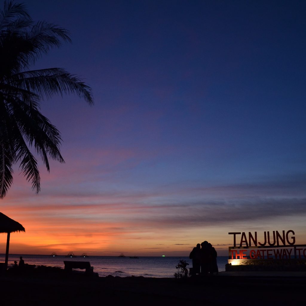 Menikmati Eksotisme Banten Dalam 2 hari 2 Menikmati eksotisme Banten dalam dua hari salah satunya bisa dilakukan dengan mengunjungi pantai Tanjung Lesung.