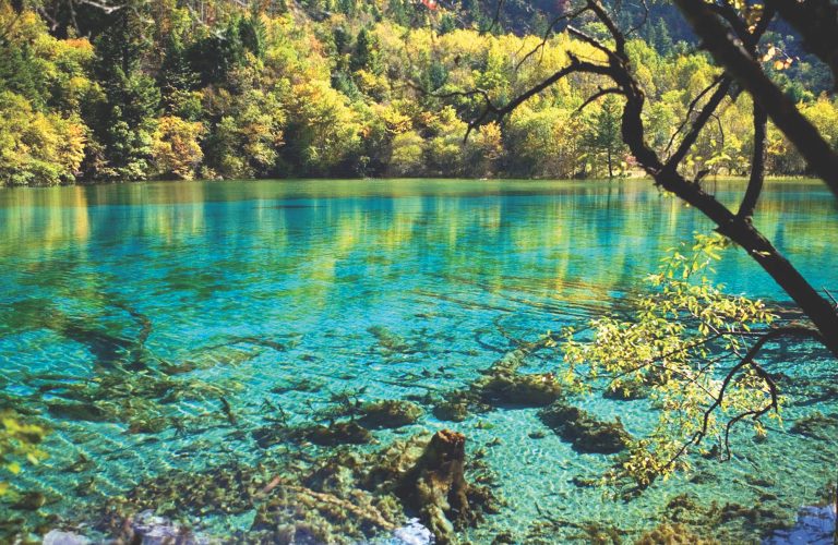 8 Danau Unik di Indonesia Akibat Fenomena Alam
