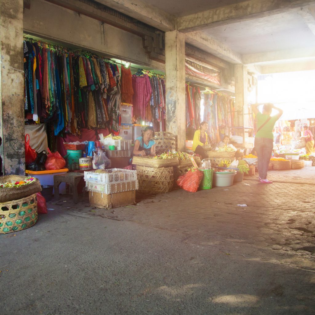 Keheningan Ubud juga bisa dinikmati di Pasar Ubud yang orang-orangnya begitu ramah.