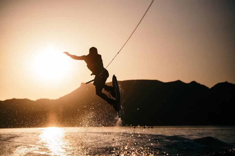 Melompat Spin 180 Derajat Pada Wakeboarding