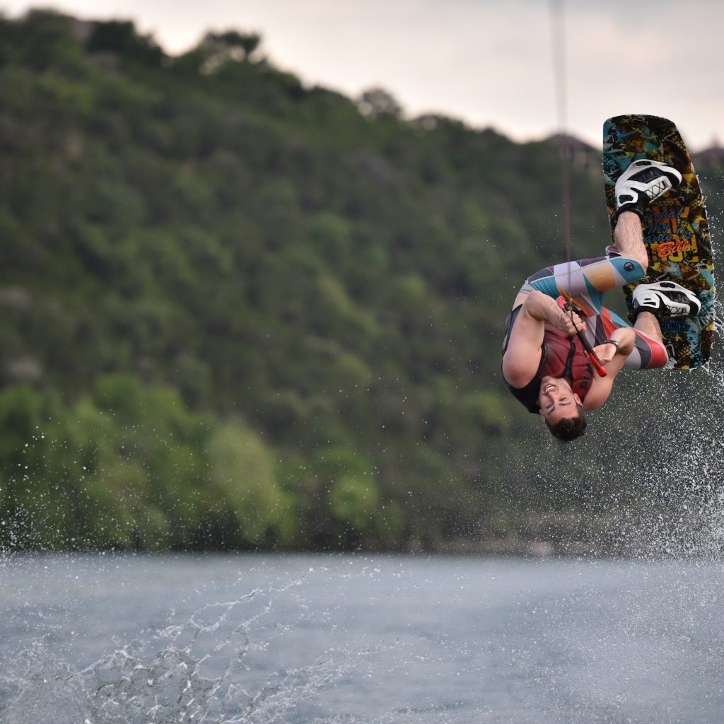 Melompat spin 180 derajat dalam wakeboarding membutuhkan konsentrasi dan ketrampilan yang tinggi.