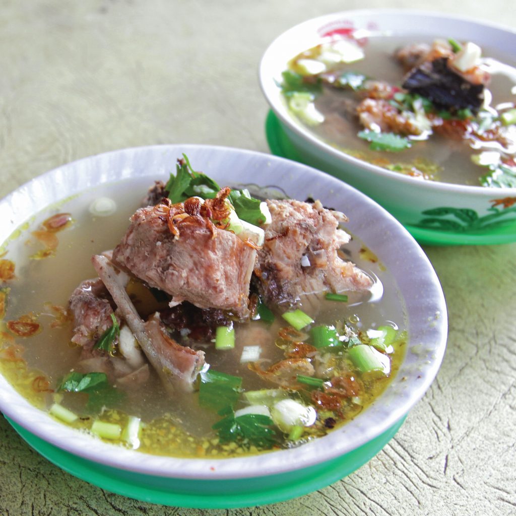 Nikmatnya 3 Menu Ikan Tuhuk di Krui 2 Nikmatnya 3 menu ikan tuhuk di Krui, Lampung Barat. Salah satunya sop ikan tuhuk.