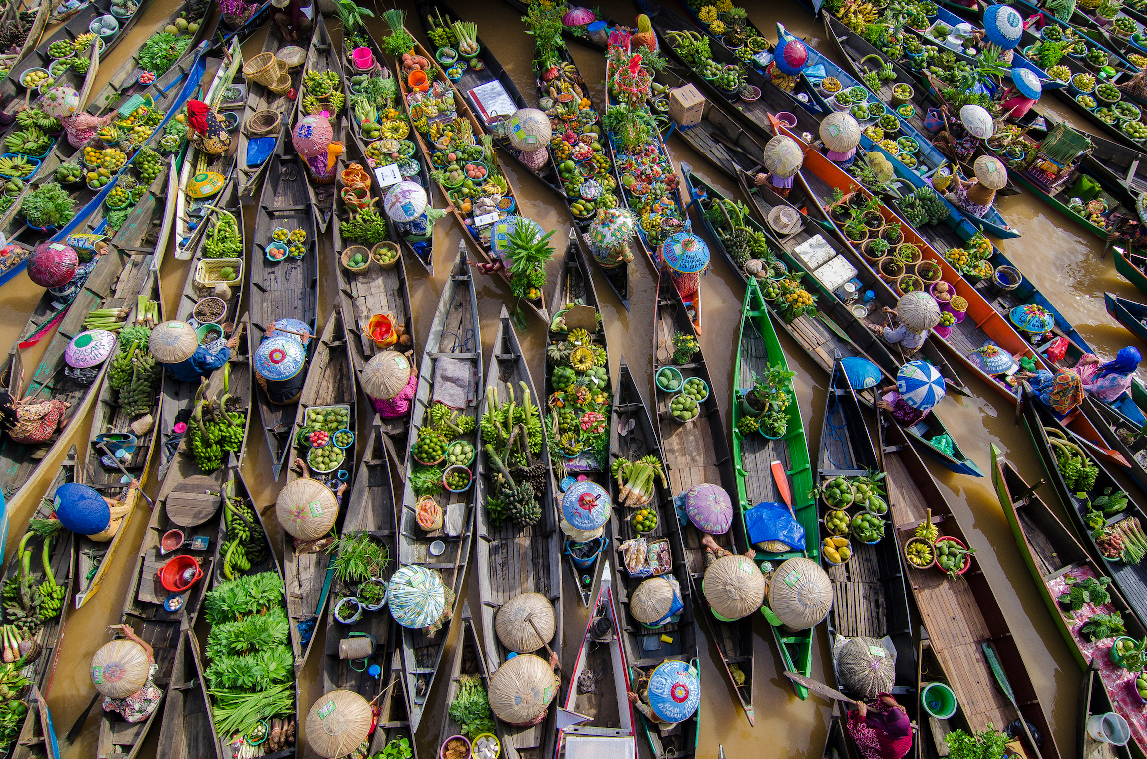 Pasar apung Banjarmasin menjadi salah satu ikon pariwisata kota ini, selain sebagai prasarana ekonomi.