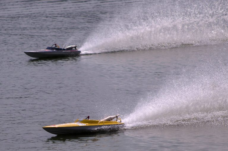 Remote Control Boat, 1 Balapan Air di Darat