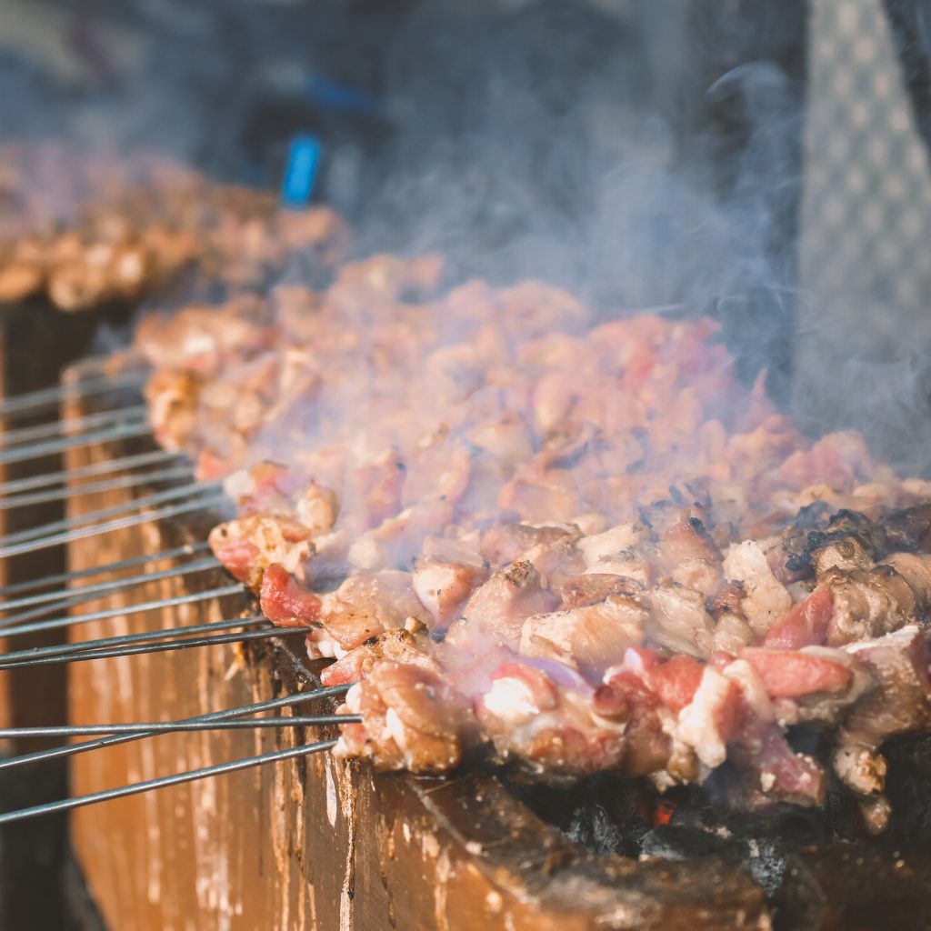 Sate Klatak Yogya, Satu Porsi 2-3 Tusuk Saja 3 Sate klatak Yogya salah satu ciri khasnya dibakar dengan menggunakan jeruji sepeda.
