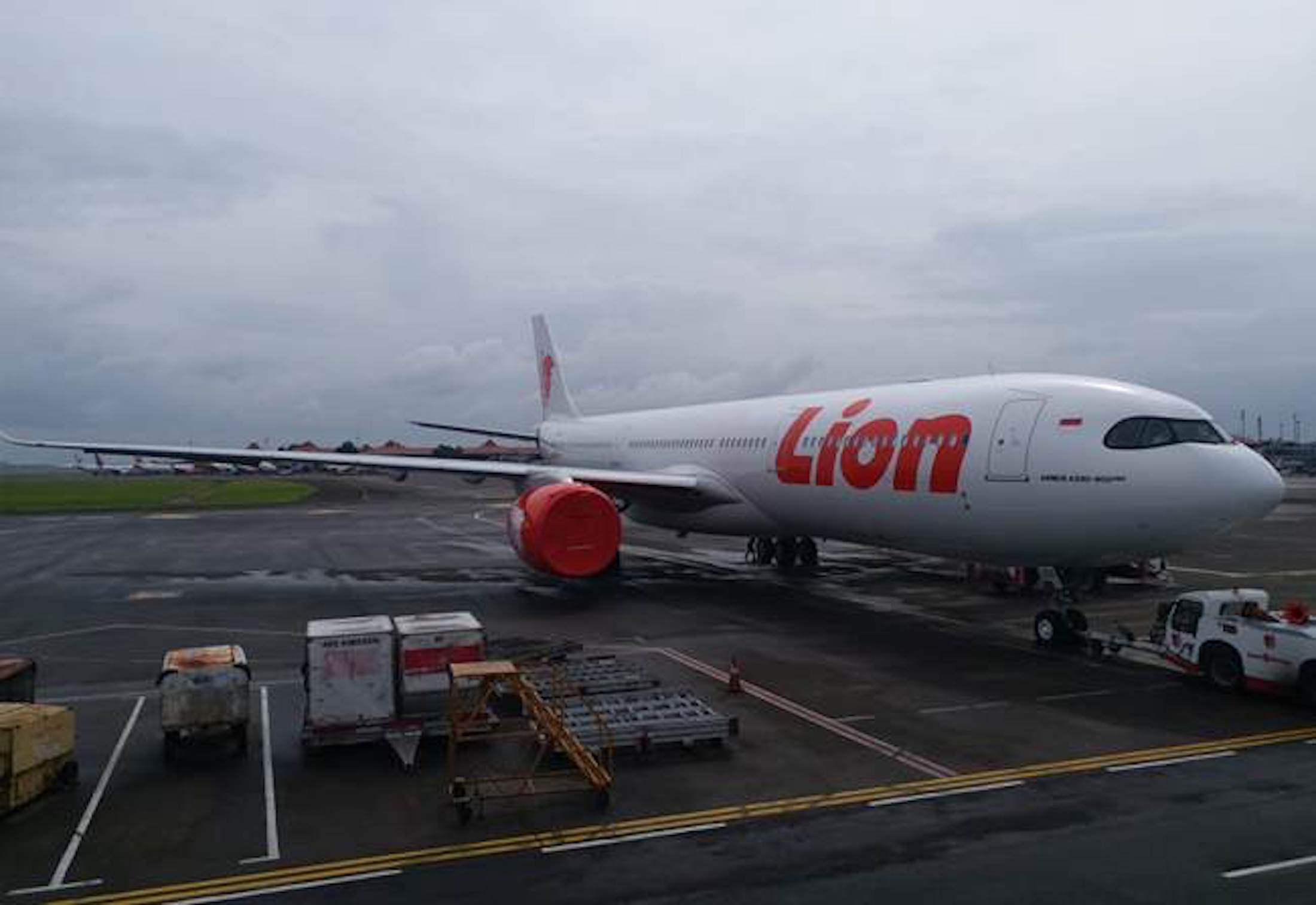 Batik Air dan Lion Air penerbangan domestik pindah ke Terminal 2 Soekarno Hatta, sementara penerbangan internasional tetap di Terminal 3.