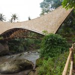 Sekolah hijau Bali membangun jembatan dari bahan bambu yang lebih ramah lingkungan.