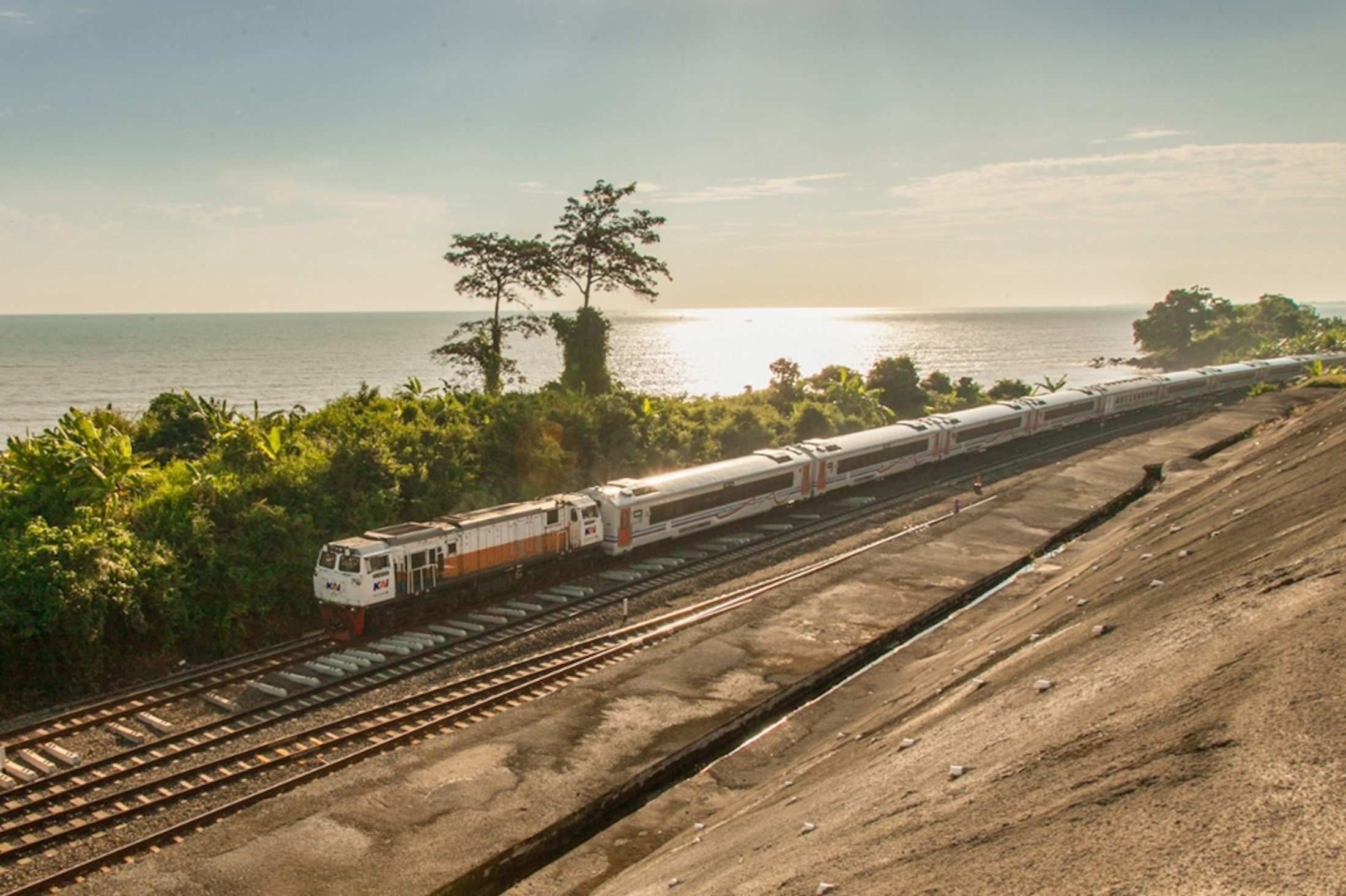 wisata sekitar jalur kereta belum popular di Indonesia, saatnya mengenalkan ke publik.