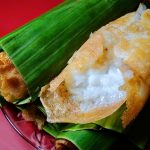 Serabi Solo Notosuman digulung dan dibungkus daun pisang.