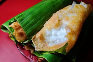 Oleh-oleh Solo, 4 Yang Klasik dan Enak 4 Serabi Solo Notosuman digulung dan dibungkus daun pisang.