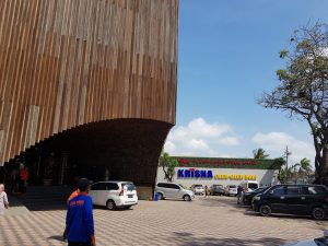 Camilan Khas Bali, 4 Yang Asin Manis 3 Pie susu Bali dapat diperoleh di banyak toko-toko oleh-olh seperti Krisna Bali.