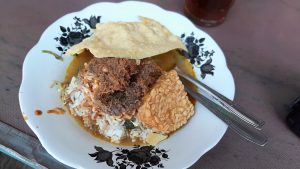 oUlDP8lE Kuliner Unik banyuwangi Pecel rawon shutterstock