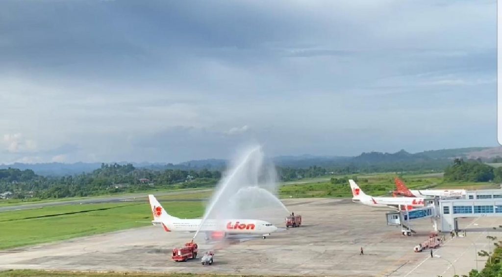 Lion Air Terima Pesawat Baru Airbus 330-900NEO 2 Lion Air terima pesawat baru Airbus 330-900neo untuk melengkapi armada pesawat berbadan lebarnya.