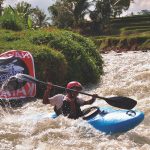 Kayak arus deras menjadi alternatif menikmati sungai nerarus deras.