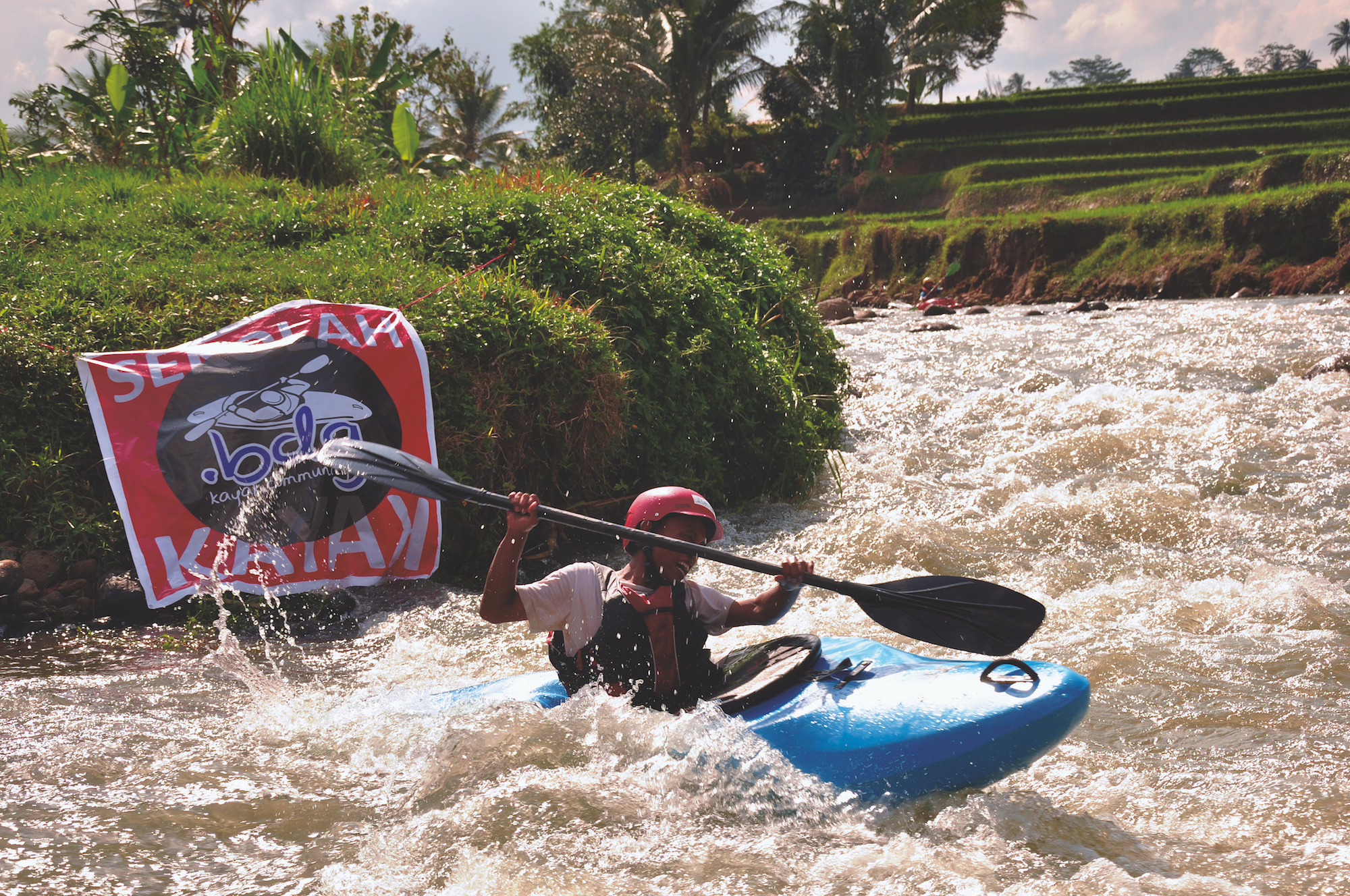 Kayak arus deras menjadi alternatif menikmati sungai nerarus deras.