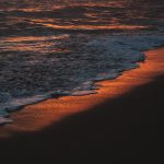 Ombak Canggu Bali dengan pantai-pantainya yang berpasir hitam.