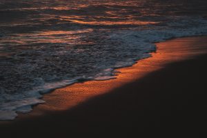 Ombak Canggu Bali dengan pantai-pantainya yang berpasir hitam.