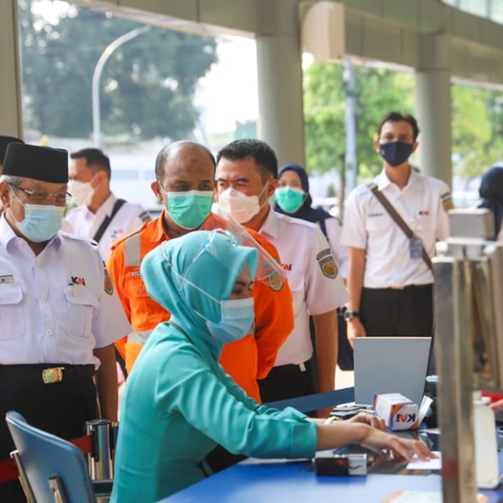 9 Ribu Karyawan KAI Jalani Vaksinasi 2 9 ribu karyawan KAI jalani vaksinasi Covid 19. Jumlah itu termsuk para pensiunan dan anggota keluarga.