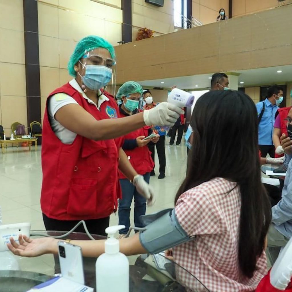 3000 pelaku pariwisata sulawesi utara menjalani vaksinasi covid19 di Manado.