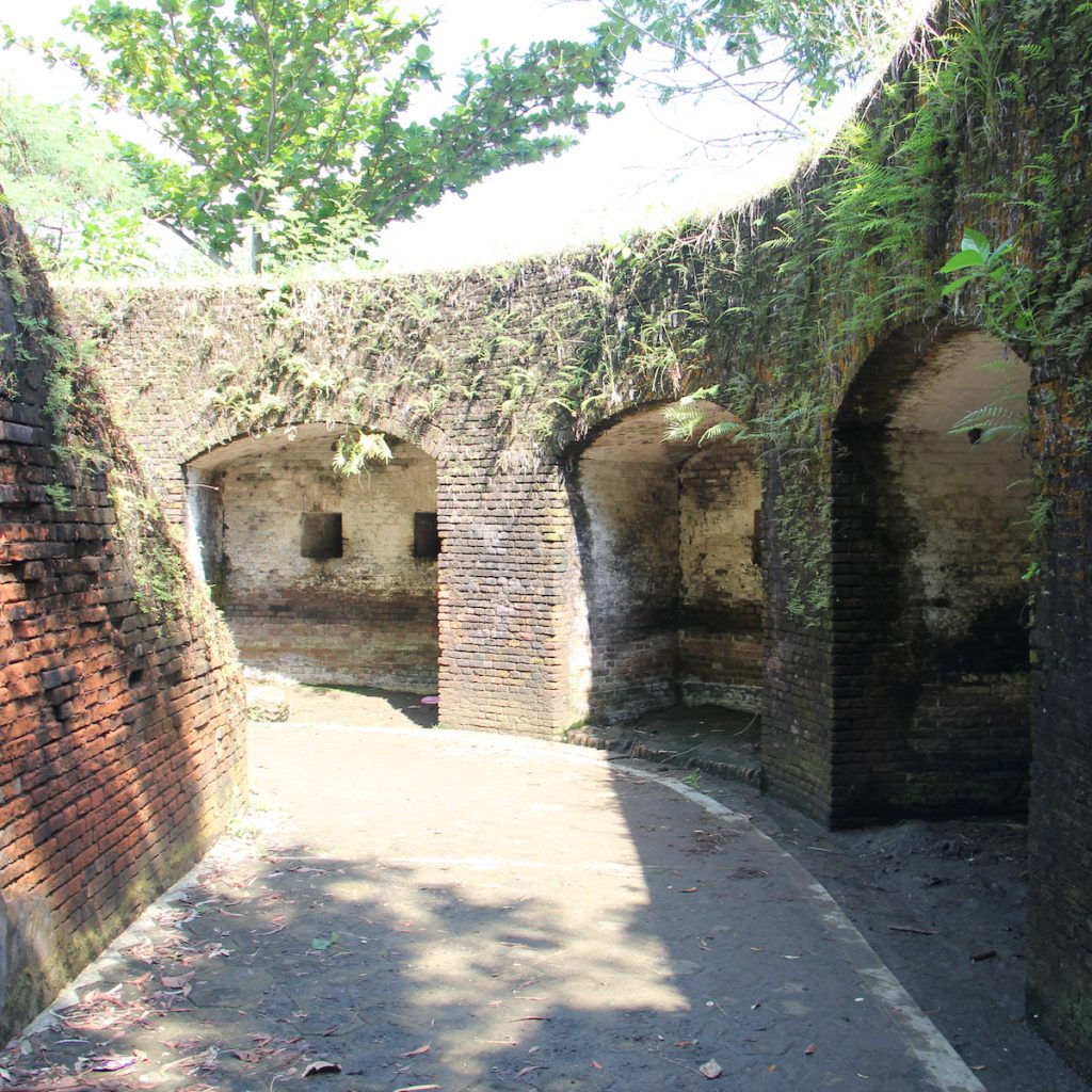 Liburan ke Cilacap orang bisa menikmati Benteng Pendem peninggalan Belanda.