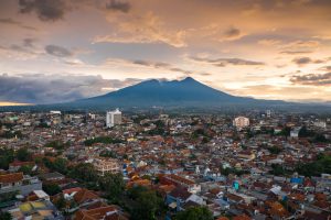 Bogor latar Gunung Salak shutterstock