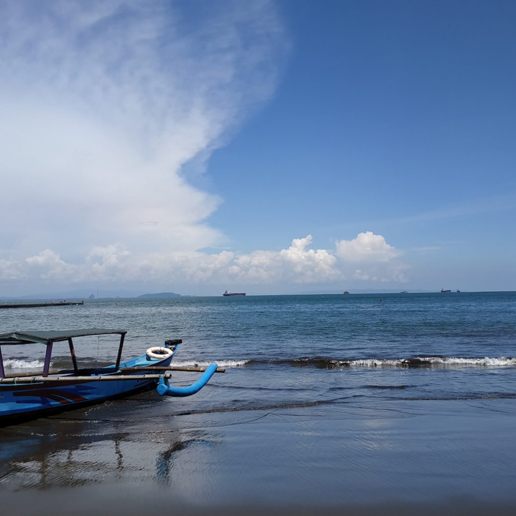 Liburan ke Cilacap, selain menikmati tradisi lama, juga ada wisata pantai di teluk Penyu.