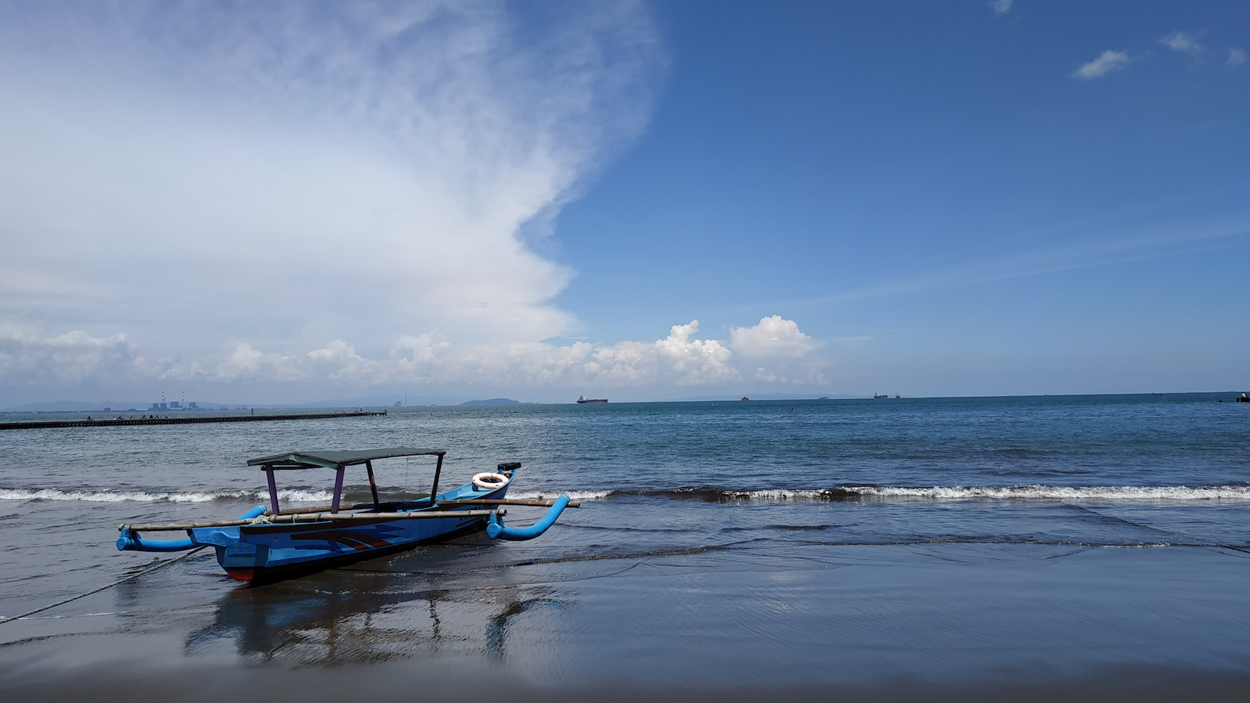 Ini satu dari 5 tempat wisata asyik di Cilacap, Teluk Penyu. Shutterstock