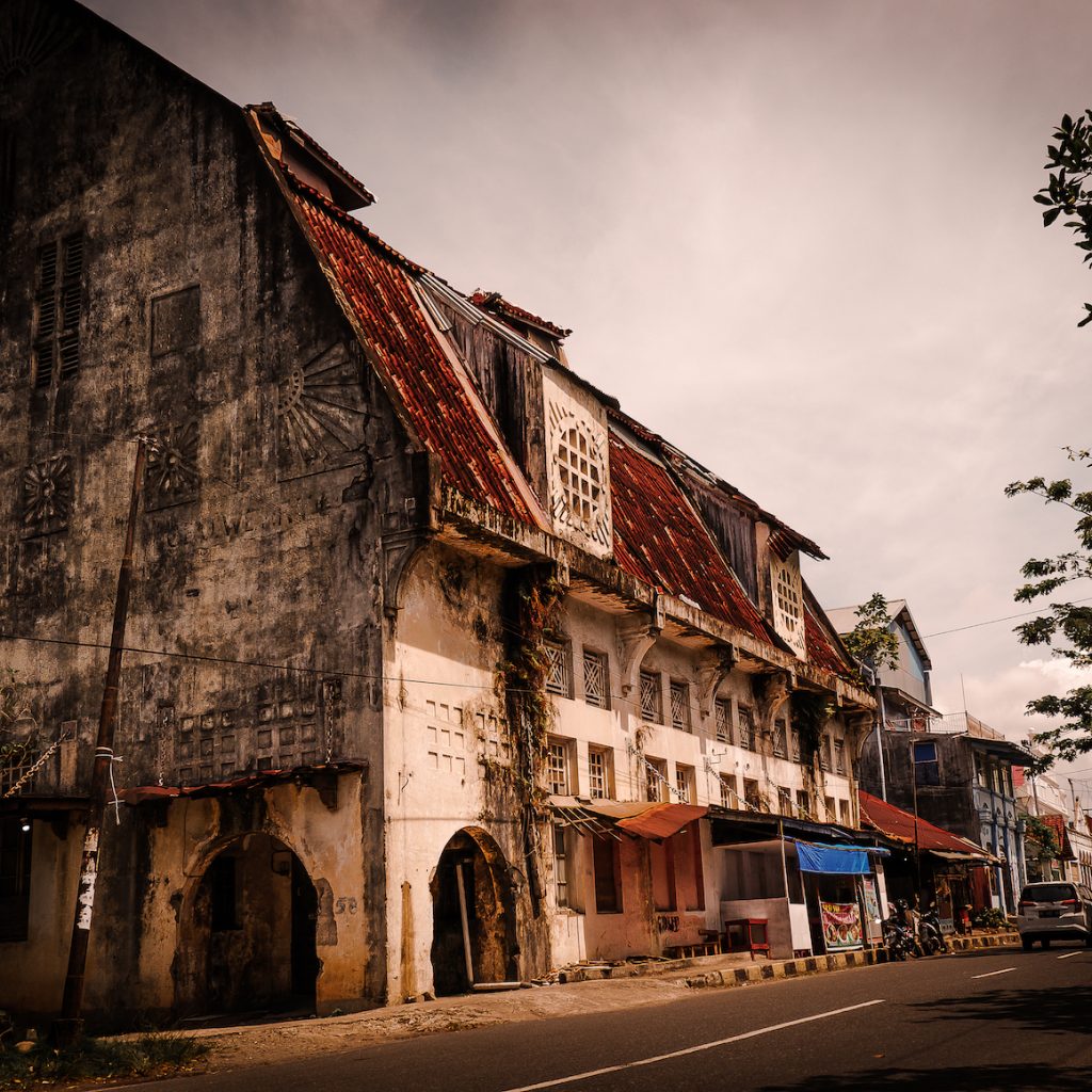 Kota Lama Padang memiliki sejumlah gedung kuno yang merupakan peninggalan Belanda dengan arsiteturnya yang khas.